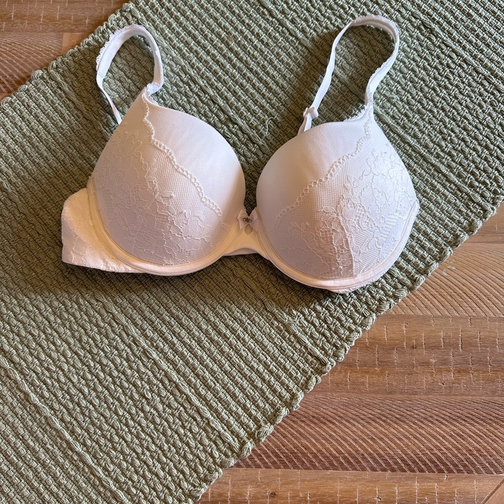 Victoria's Secret Ivory Lace Bra